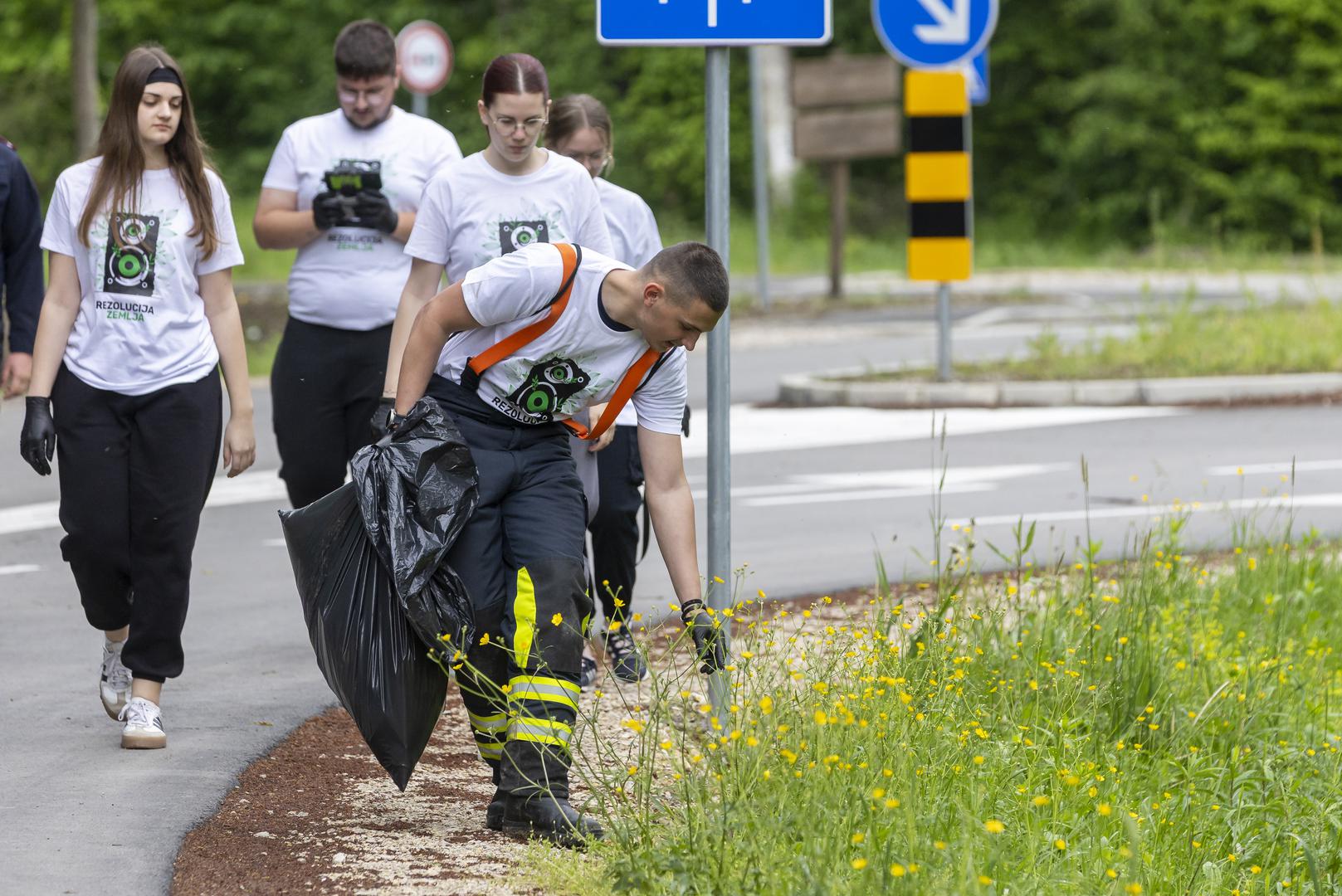 26.04.2025., Bosnjaci - Rezolucija Zemlja 2025 -  Savjet mladih Opcine Bosnjaci i DVD Bosnjaci u akciji ciscenja smeca. Photo: Davor Javorovic/PIXSELL