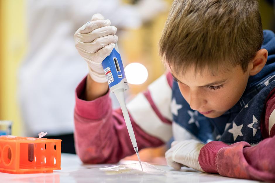 Osnovnoškolci uče o prijenosu koronavirusa