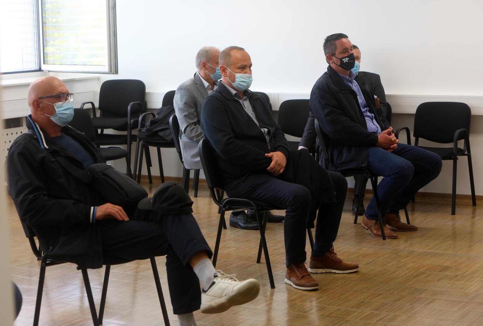 18.10.2021., Karlovac -  Na Opcinskom sudu u Karlovcu  pocelo je  sudenja skupini osumnjicenoj za izvlacenje novca iz Rukometnog kluba Karlovac. Utajili su od poreza oko 1,8 milijuna kuna. Osumnjiceni su Marinko Matesic iz HRK-a Karlovac, Dubravko Strnic tadasnji celnik HRK Karlovac , Ivan Fink, policijski sluzbenik, Tomislav Polic, tadasnji predstavnik Karlovacke sportske zajednice, Danijel Trupkovic, djelatnik Mladosti koji je vodio Taekwondo klub Svarca i Petar Banic, predsjednik HvidrePhoto: Kristina Stedul Fabac/PIXSELL
