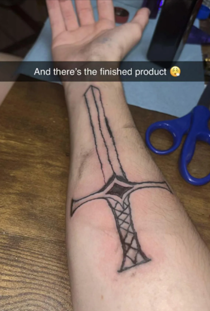 Ovaj mač ne bi porezao ni maslac. Nezgrapne linije i veličina samog dizajna stvarno odaju dojam kao da je tup, u svakom smislu te riječi.