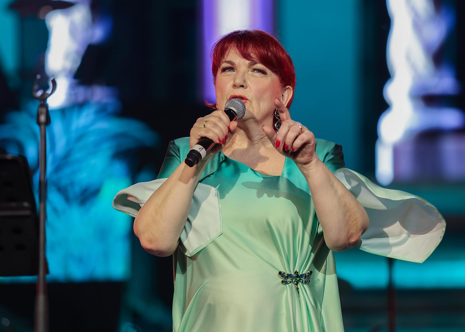 Uz impresivan i veličanstven glas glazbene dive Zorice Kondže i magiju akustičnog orkestra pod ravnanjem maestra Joška Banova, publika je ponovno proživjela hitove uz koje smo rasli, voljeli i pjevali. 