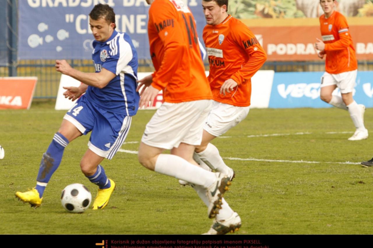 '06.03.2010., Koprivnica, Hrvatska - Nogometna utakmica 19. kola T-Com Prve HNL izmedju domacina Slaven Belupa i gostiju Sibenika. Na fotki je Slavenov igrac Mateas Delic i Sibenikov igrac Hrvoje Slav