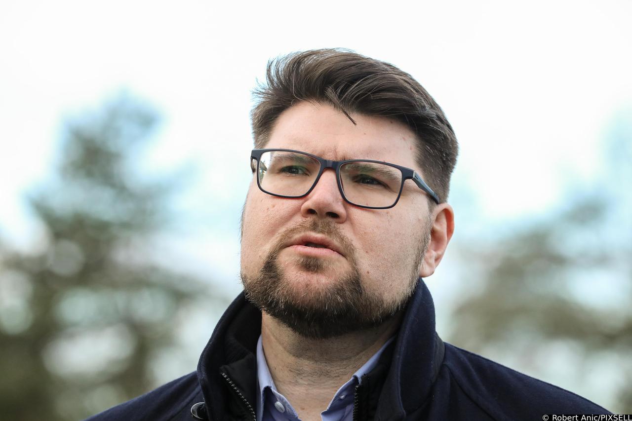 Zagreb: Peđa Grbin na Mirogoju s izaslanstvom SDP-a položio vijenac i odao počast žrtvama holokausta