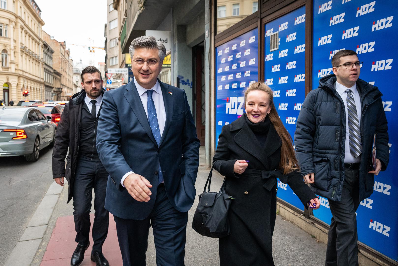 Premijer i predsjednik stranke Andrej Plenković stigao je nasmijan, a njegov osmijeh dijelio je i Dragan Primorac, koji je također djelovao vedro, baš kao i Tonči Gavina.