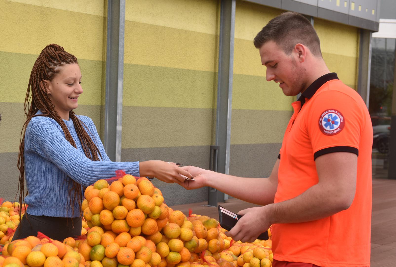 Čini se kako su Kristini mandarine prirasle srcu pa se odlučila ponovno baciti u biznis s njima.