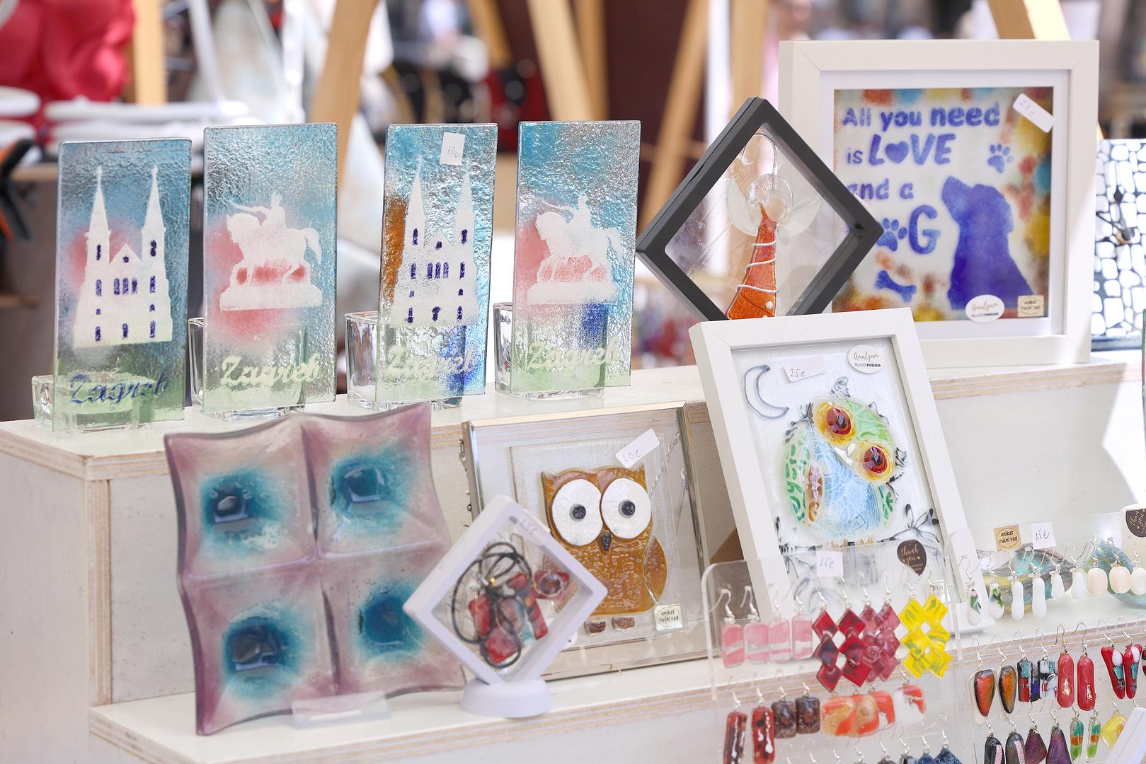 U ponudi su i laserski gravirani drveni suveniri i makete s motivima Zagreba, stakleni suveniri poput svijećnjaka, tanjura i dekorativnih predmeta izrađeni tehnikom fuzije stakla, ali i lavandini jastučići s izvezenim imenima. 