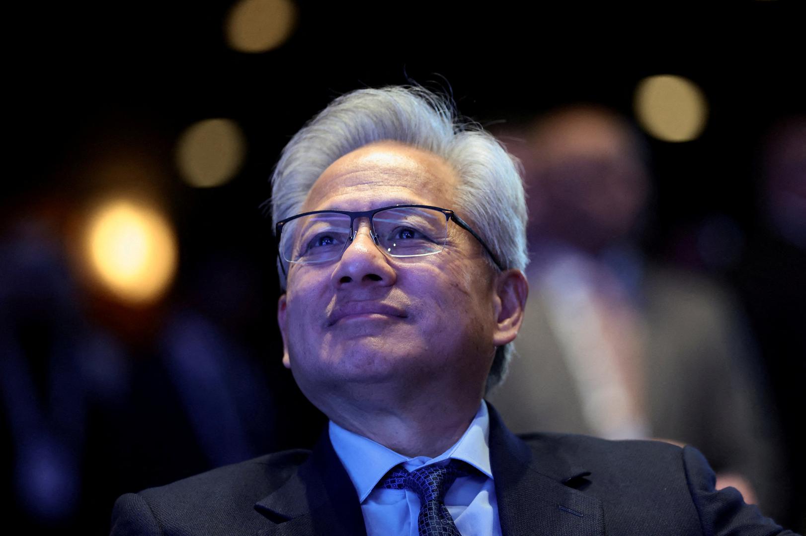 Jen-Hsun Huang (62), poznatiji kao Jensen Huang, tajvanski je i američki poslovni direktor, inženjer elektrotehnike i filantrop, osnivač, predsjednik i glavni izvršni direktor tvrtke Nvidia, najveće svjetske tvrtke po tržišnoj kapitalizaciji. Teži 165 milijardi. 