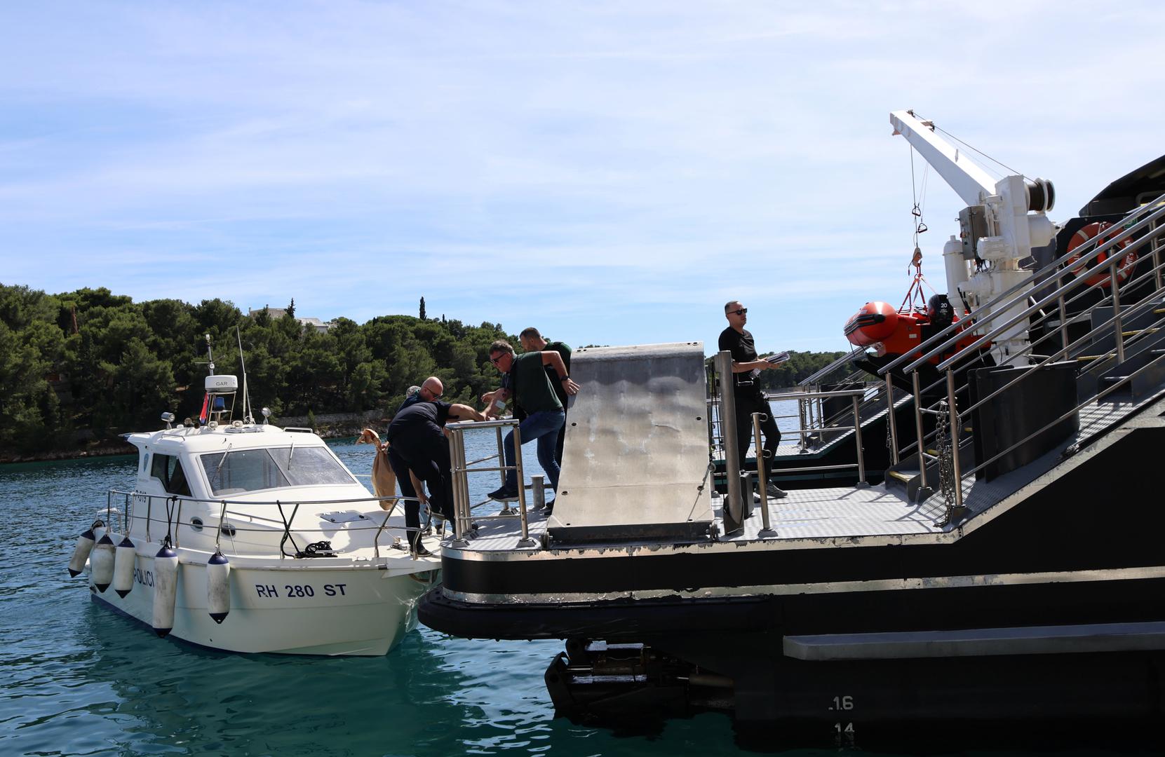 Dojava o nesreći zaprimljena je u Lučkoj kapetaniji Split u 11.34 sati, nakon čega je informacija odmah proslijeđena Nacionalnoj središnjici za usklađivanje traganja i spašavanja na moru (MRCC) u Rijeci, koja koordinira opsežnu akciju traganja i spašavanja.

