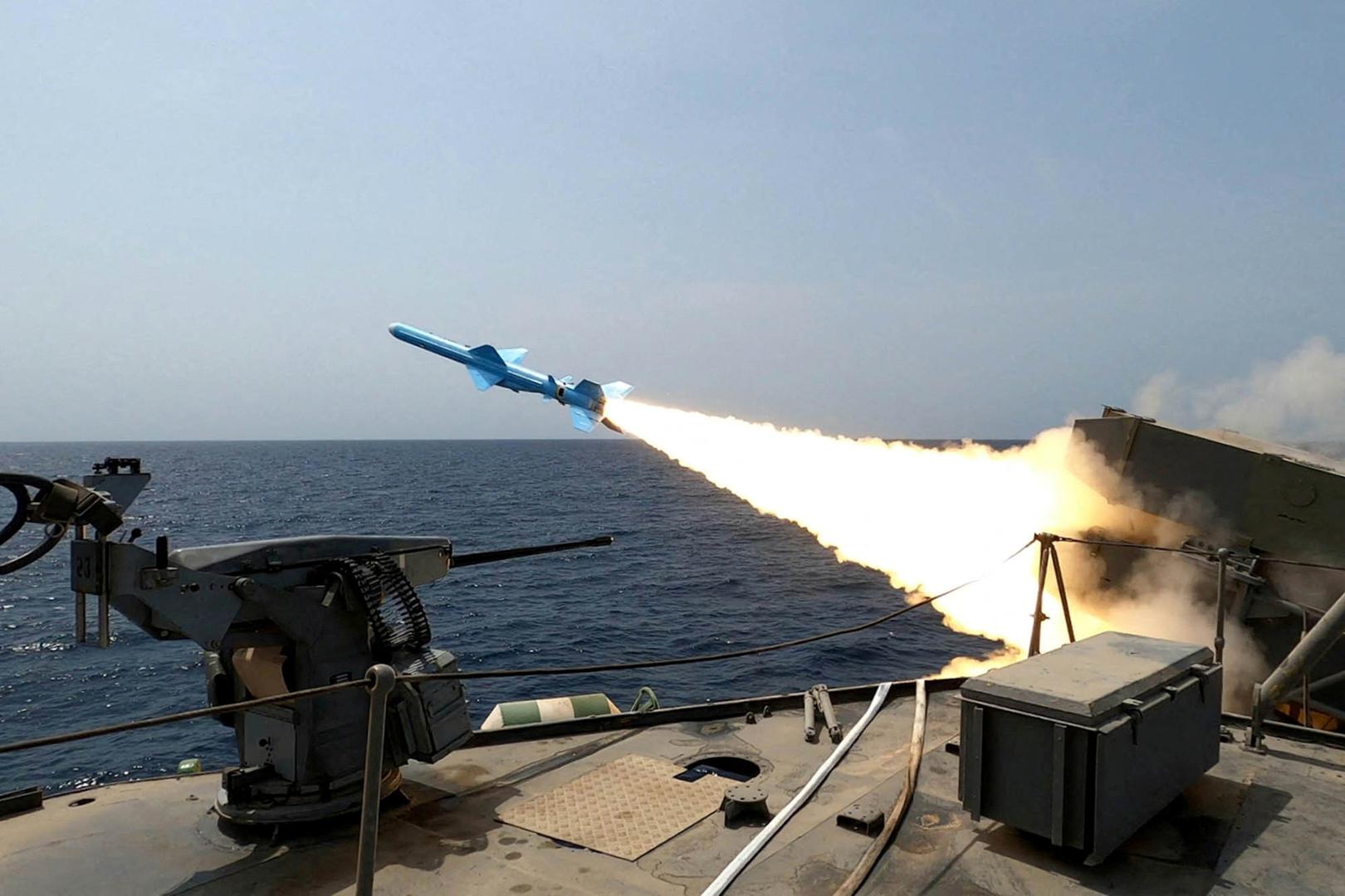 Na Bliskom istoku, Hamilton-Parker vidi period preobrazbe, s Iranskim režimom koji počinje propadati pod ekonomskim pritiskom. „Nova zastava, kulturni preporod i simbolični povratak Reze Pahlavija označavaju povratak zemlje njenom drevnom perzijskom identitetu“, rekao je. U Siriji, predviđa početak „Projekt Feniks“, koji će obnoviti obalu zemlje u prosperitetnu turističku regiju.