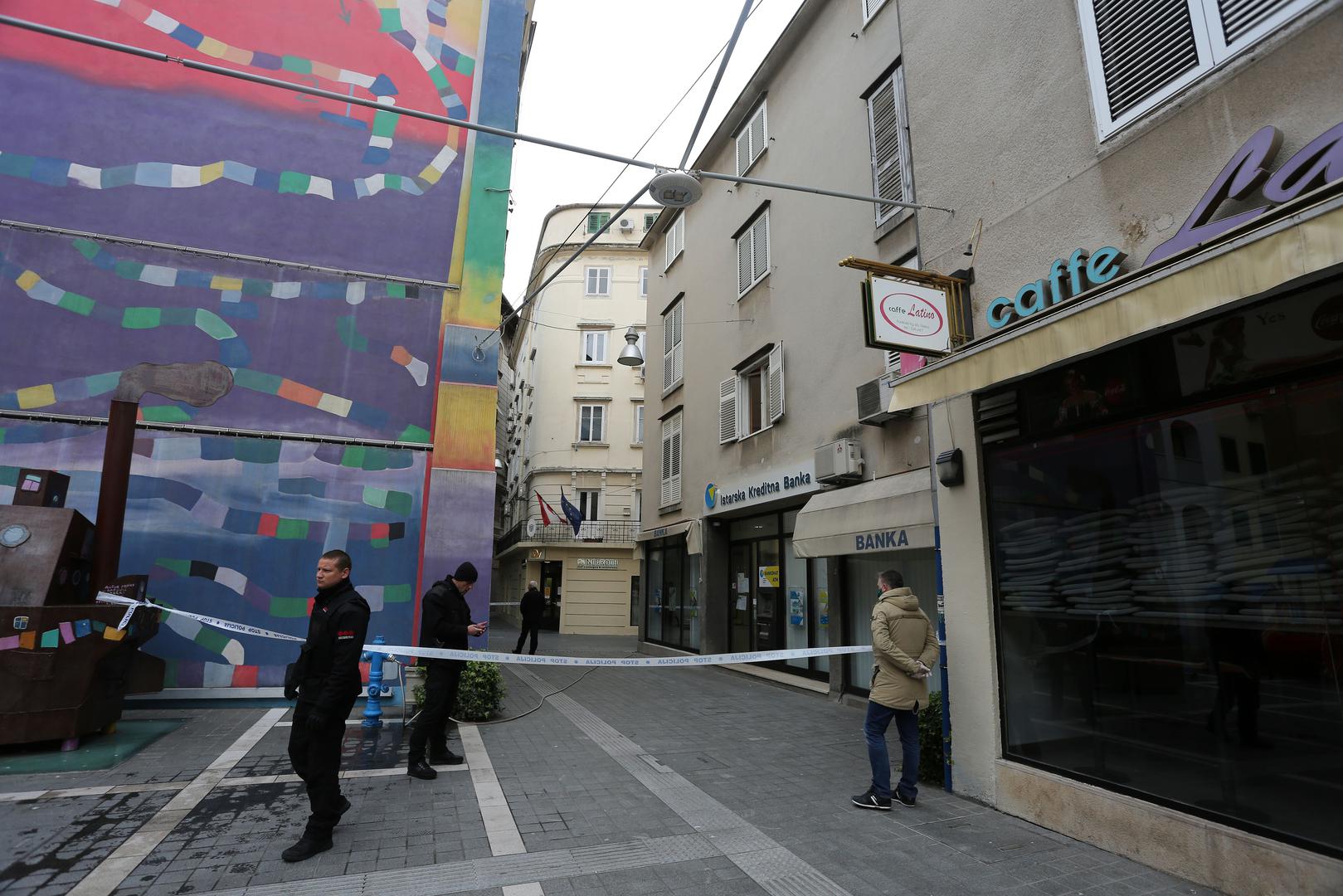 Poslovnica se nalazi u najužem središtu Rijeke, u Starom gradu. Na ulicama i trgovima središta Rijeke proteklih dana može se sresti vrlo malo ljudi, što je sigurno pogodovalo razbojnicima.

