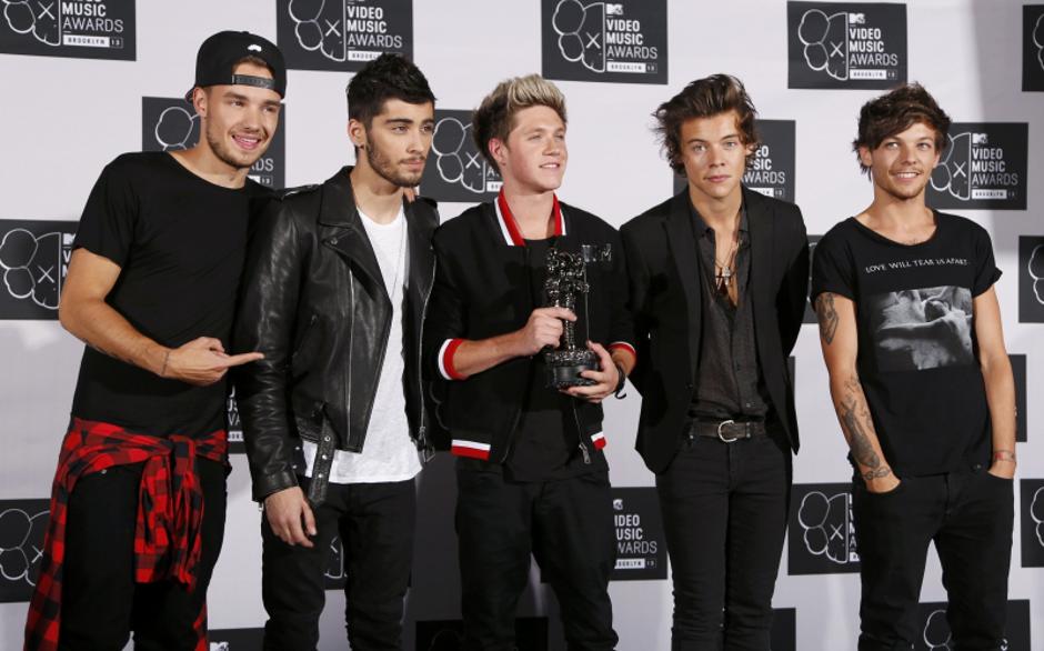 'One Direction poses with their award for best song of the summer during the 2013 MTV Video Music Awards in New York August 25, 2013.  REUTERS/Carlo Allegri  (UNITED STATES Tags:ENTERTAINMENT) (MTV-BA
