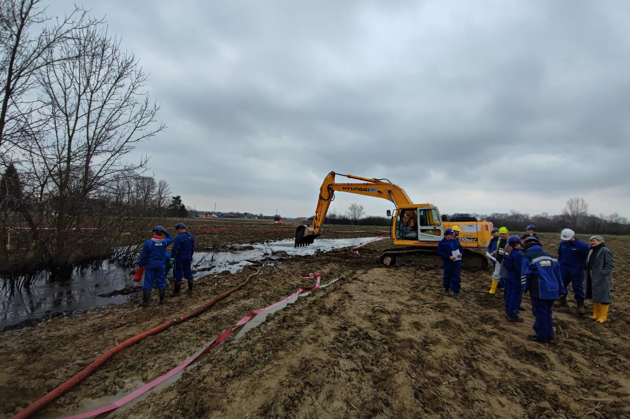 Istjecanje nafte kod Dugog Sela