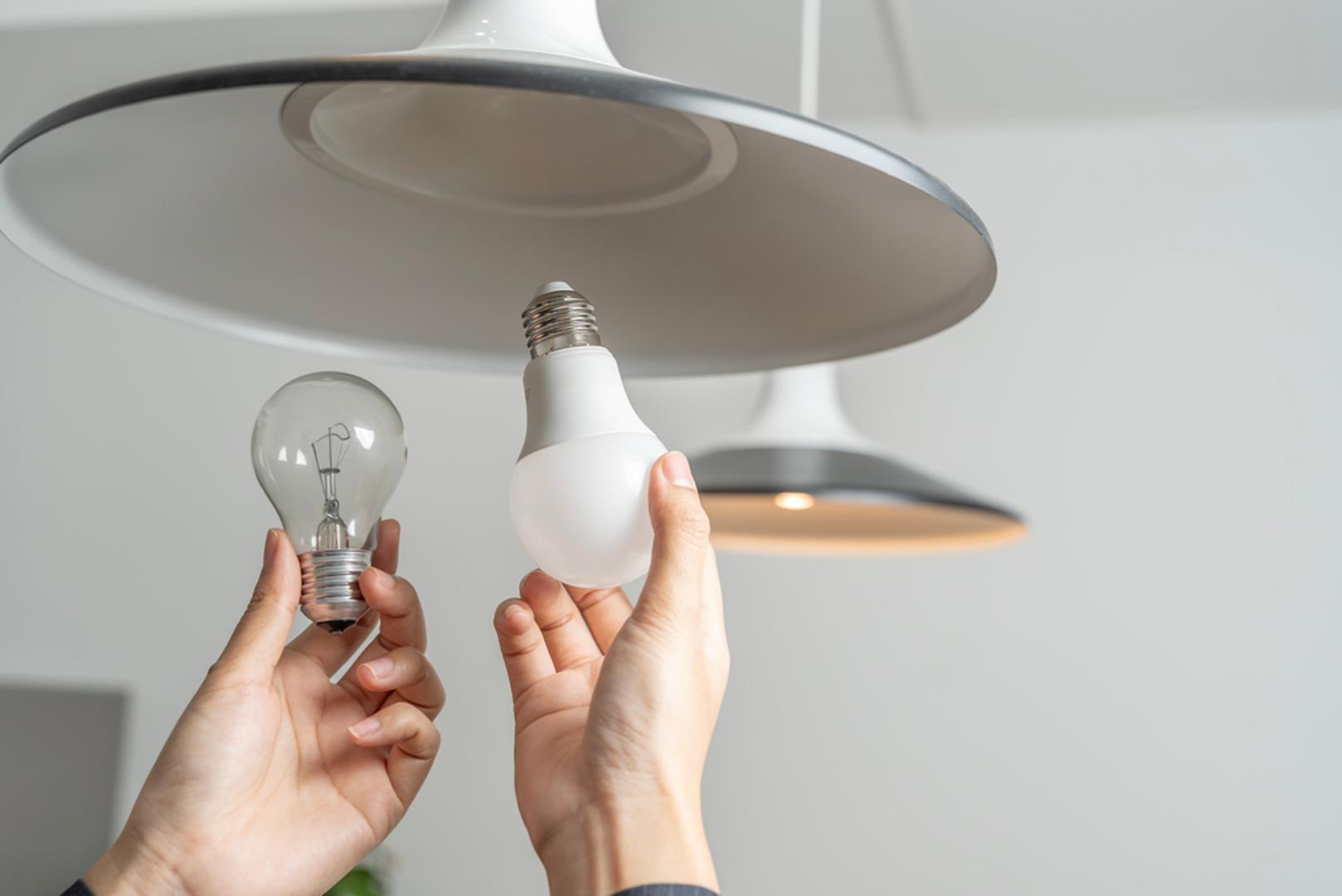 Koristite LED rasvjetu: Zamjena klasičnih žarulja LED rasvjetom jedan je od najjednostavnijih koraka prema energetski učinkovitijem domu. LED žarulje troše manje električne energije i u pravilu traju znatno dulje. To znači manje otpada, manju potrošnju i dugoročnu uštedu u kućnom budžetu.
