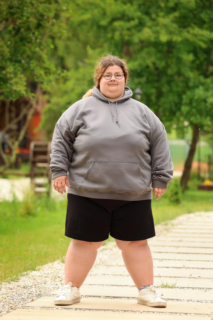 Prodavačica Marija Novak dolazi iz Vukovara i kaže kako je cijeli život imala problema s viškom kilograma. Naučena sam na svoje tijelo takvo kakvo je. Ne volim ga, ali nije da ga se sramim. I to će se uskoro promijeniti jer uz pomoć ovog procesa, sigurna sam da ću zavoljeti svoje tijelo. Želim promijeniti svoju prehranu i naučiti se zdravo hraniti, a tako ću promijeniti i izgled", kaže simpatična 25-godišnjakinja, ne skrivajući kako su je u školi često vrijeđali zbog debljine, a to su radili i njezini najuži članovi obitelji. Moja motivacija za prijavu u 'Život na vagi' su moje bake koje su me na neki način vrijeđale zbog kilograma i govorile mi da neću moći imati djecu zbog toga", objašnjava Marija koja bi u budućnosti voljela postati majka.