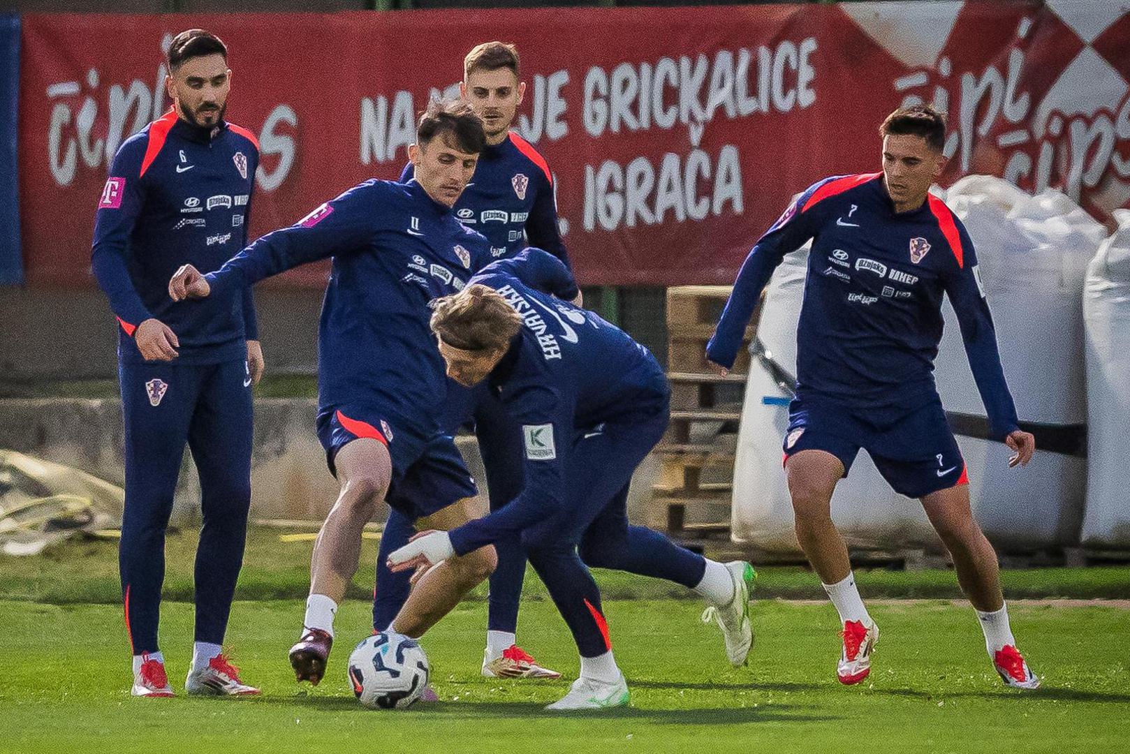 Današnji trening je protekao u naizgled ozbiljnijoj atmosferi, barem ako je suditi prema izrazima Zlatka Dalića i Vedrana Ćorluke u trenucima kada su ih uhvatile kamere.