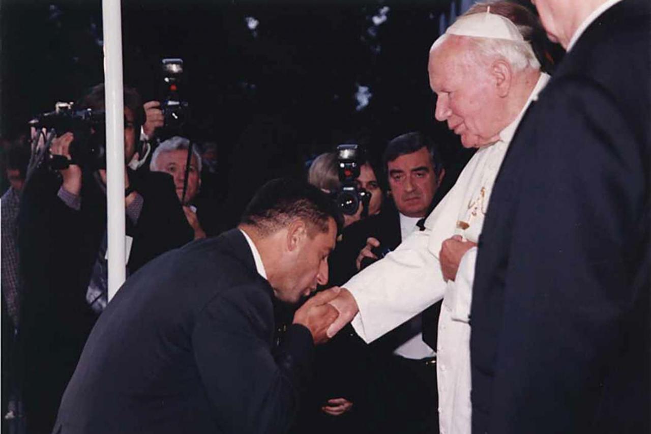 \'(FILES) This picture taken 03 October 1998 in Split and taken from the website www.gotovina.com shows the retired Croatian general Ante Gotovina (L) kissing the hand of Pope John Paul II during Pope