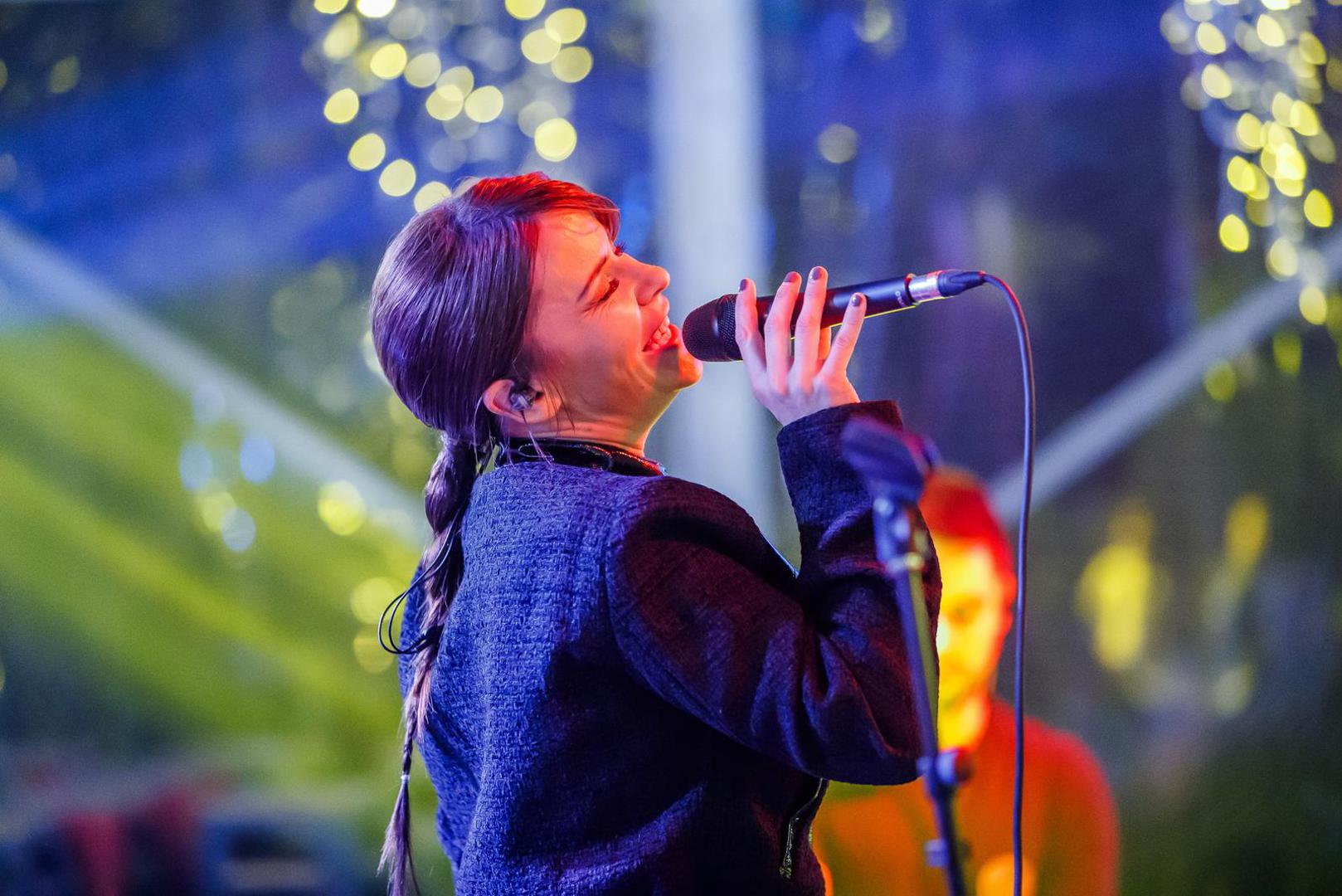 Diljem zemlje otvorena su mnoga adventska događanja te održani koncerti, a kroz cijeli prosinac mnogi će građani moći uživati u ponudi na adventskim sajmovima.