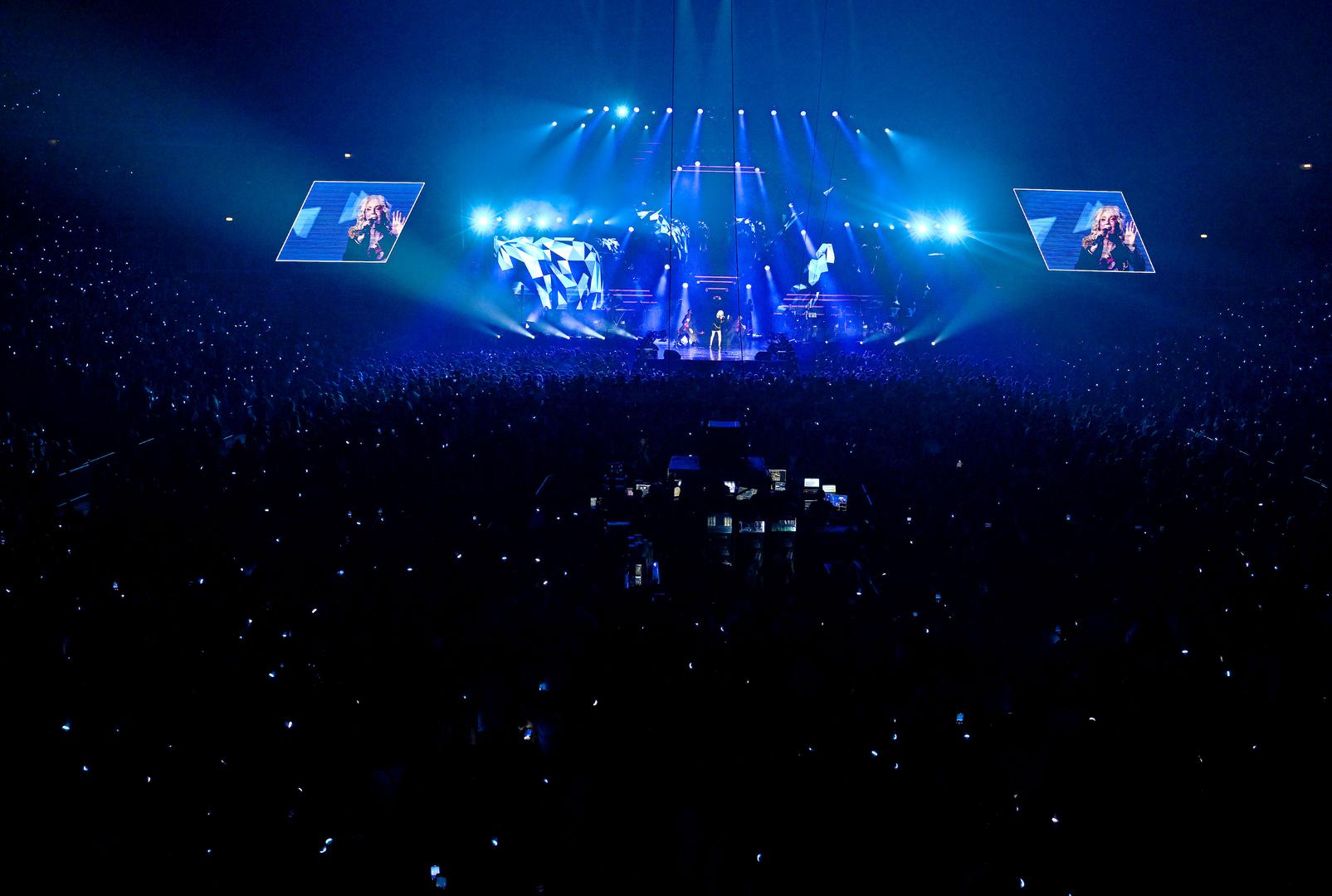 Atmosfera koju je napravila na pozornici vidljiva je čak i na fotografijama. Glazbenica je zabavljala publiku najvećim hitovima, a oni su s njom pjevali uglas. 