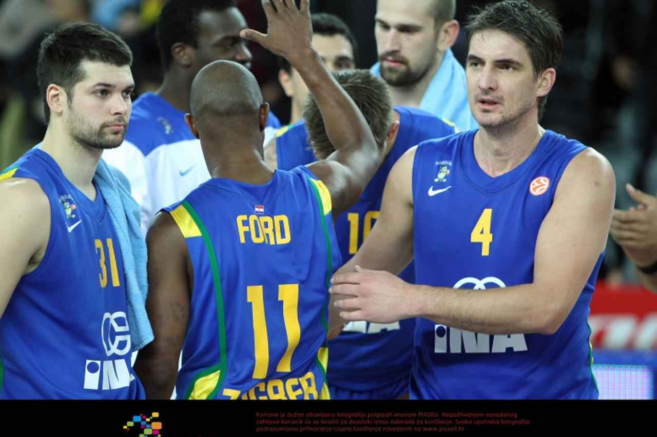 '24.11.2011., Arena Zagreb, Zagreb - Euroliga, 6. kolo, kosarkaska utakmica izmedju KK Zagreb i Brose Baskets. Mario Kasun na kraju utakmice poklonio se Fordu. Photo: Sanjin Strukic/PIXSELL'