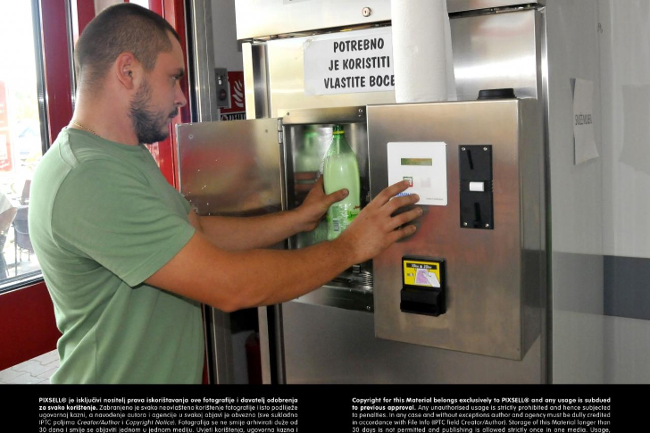 '09.08.2012., Vinkovci - U vinkovackom Kauflandu nustarski mljekar Ivan Mihaljkovic postavio prvi mljekomat u Vinkovcima.  Photo: Goran Ferbezar/Pixsell'
