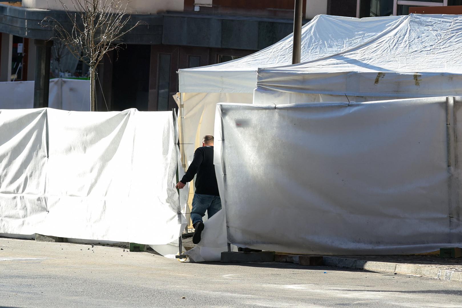 Švicarske vlasti su objavile da je odmah mobilizirano 10 helikoptera i 40 kola hitne pomoći. Požar je izbio u 1:30 ujutro u baru "Le Constellation" u luksuznom skijaškom resortu na jugozapadu Švicarske. Uzrok nije poznat. 