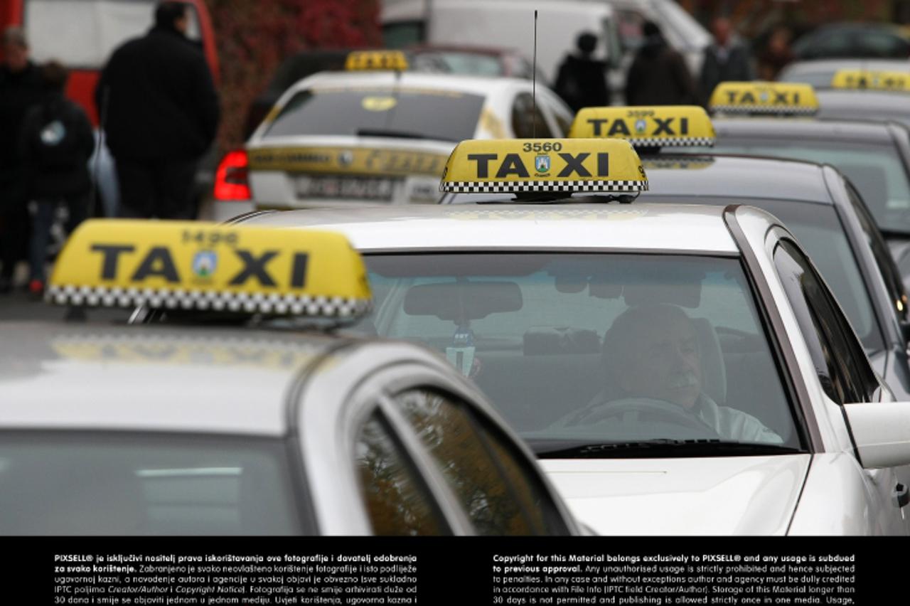 '01.11.2011., Zagreb - Na blagdan Svih svetih do groblja Mirogoj organiziran je taksi prijevoz.  Photo: Jurica Galoic/PIXSELL'