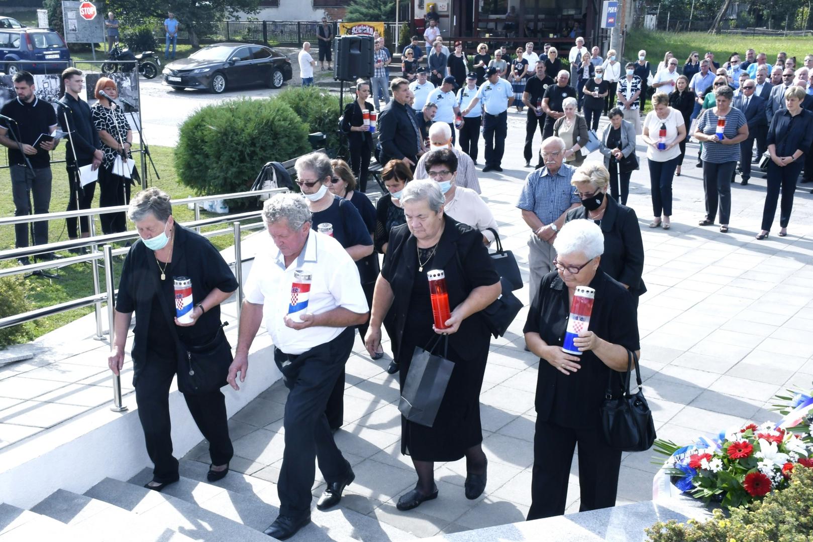 16.09.2020., Petrinja - Sredisnja manifestacija Dana sjecanja na stradanje Petrinje i Petrinjaca u Domovinskom ratu odrzana je kod spomen obiljezja Predragu Matanovicu gdje su brojna izaslanstva polozila vijence i zapalila svijece. 
Photo: Nikola Cutuk/PIXSELL