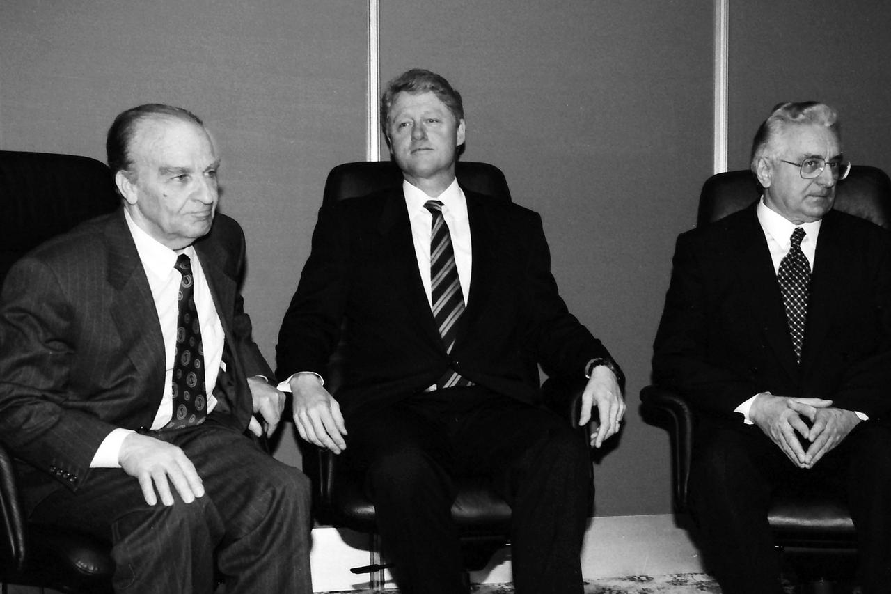 Alija Izetbegović i Franjo Tuđman s Billom Clintonom: Daytonski sporazum predviđao je povlačenje iz BiH svih stranih boraca u roku od 30 dana