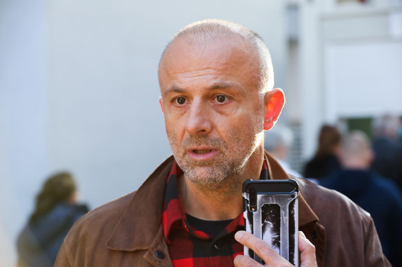 Novi prosvjed   ispred KBC-a Zagreb zbog obaveznih covid potvrda