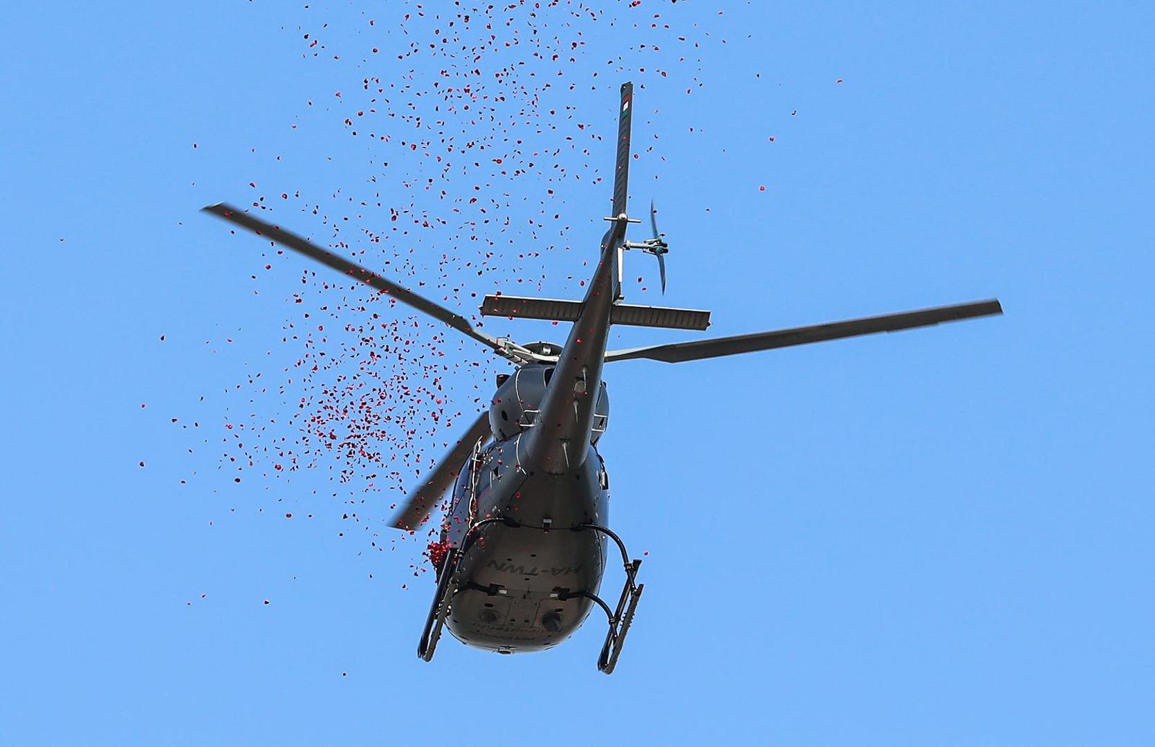 30.09.2023.,Marija Bistrica, u nacionalnom svetistu Majke Bozje Bistricke u Mariji Bistrici iz zraka  se kao zavjet Majci Bozjoj i znak zahvale za Stepincevu beatifikaciju s neba prosute latice od 10 000 ruza na prostor crkve na otvorenom. Na samom pocetku svete mise apostolski nuncij u RH nadbiskup Giorgio Lingua predao je Palij liturgijski znak sto ga nose nadbiskupi novom nadbiskupu zagrebackom Drazenu Kutlesi.   Photo: Robert Anic/PIXSELL