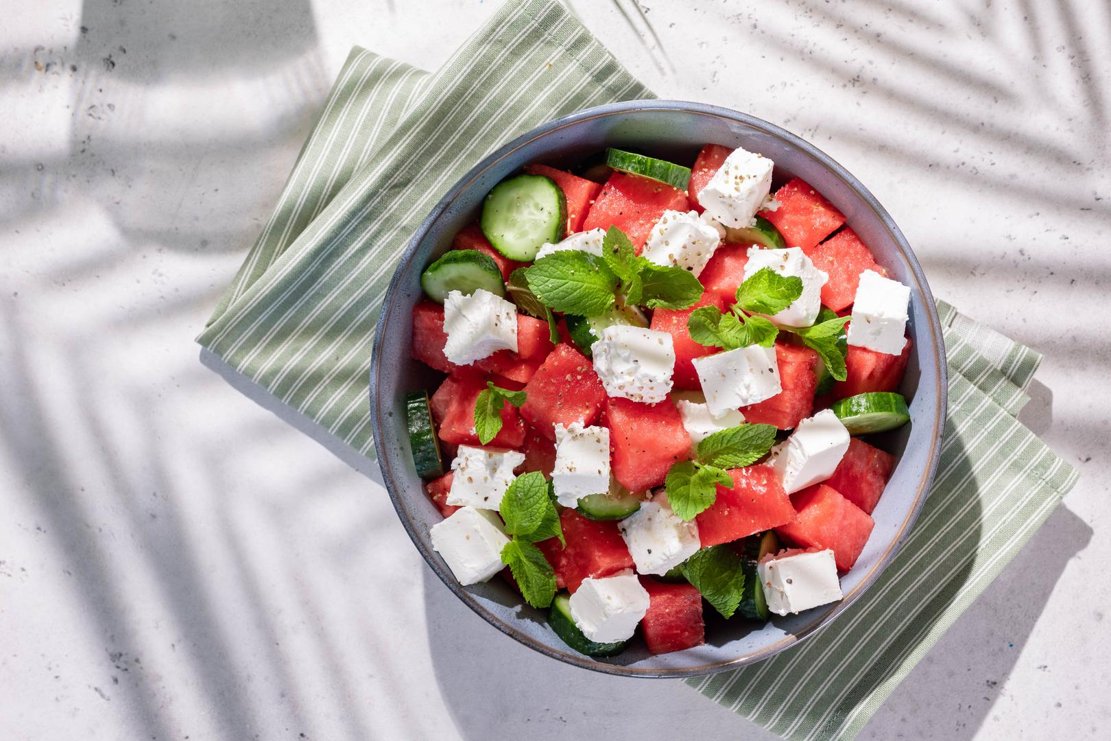 Salata s lubenicom, sirom i mentom: Lubenicu narežite na kockice i pomiješajte s fetom, svježom mentom i nekoliko kolutića krastavca. Prelijte s malo maslinova ulja i soka limete ili limuna. Neobična kombinacija slatkog i slanog iznenađujuće je ukusna te odlično nadoknađuje tekućinu tijekom vrućih dana.
*uz korištenje AI-ja