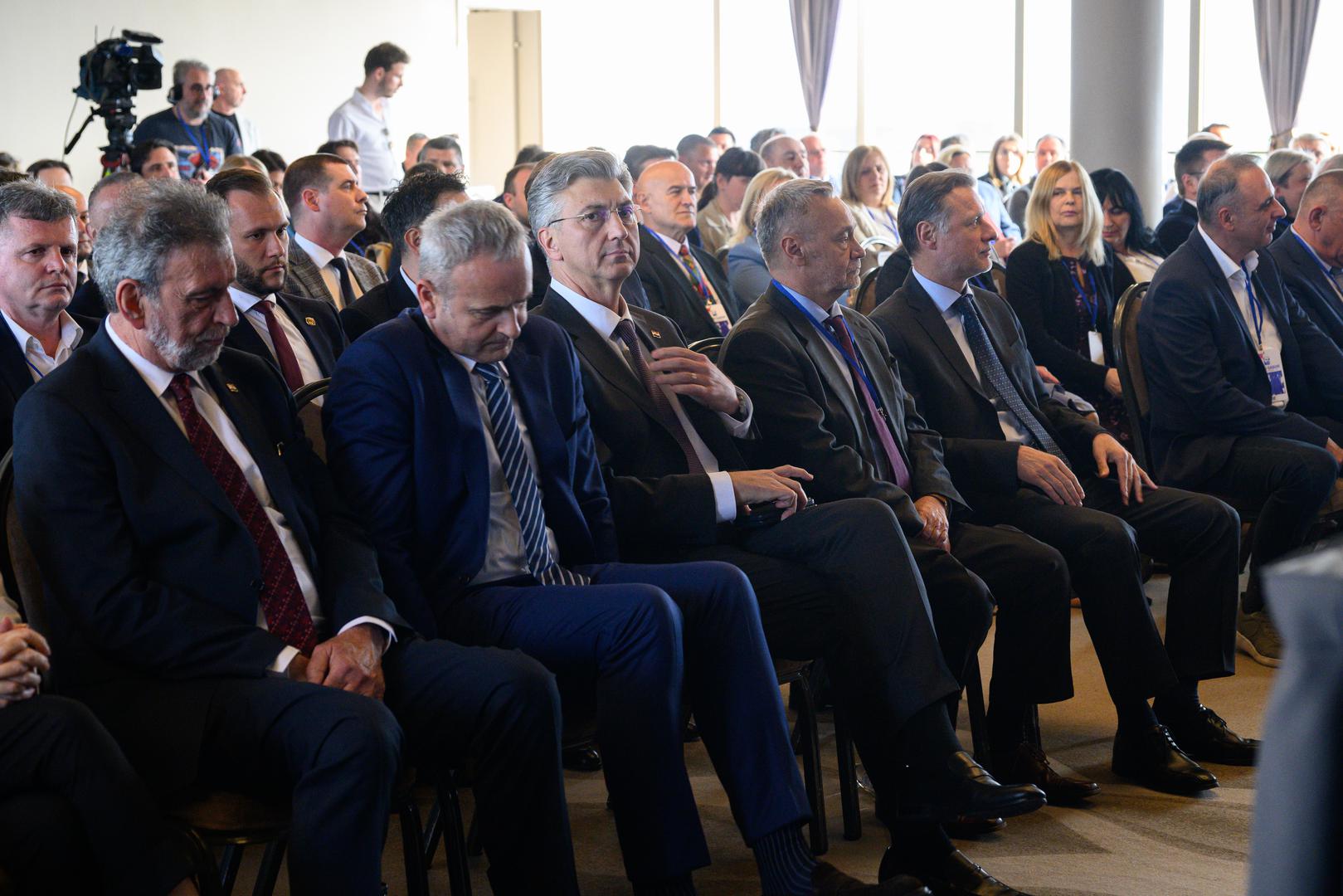 Vaga: Apsolutni prvak diplomacije u zodijaku je Vaga, znak kojim vlada Venera, planet harmonije. To im daje urođeni osjećaj za pravednost i sposobnost sagledavanja problema iz više kutova. Vage su prirodni medijatori koji svojim šarmom i elokvencijom ublažavaju napetost i potiču suradnju. Kako preziru nesklad, spremne su ići do krajnjih granica kako bi vratile mir, što ih čini neprocjenjivim mirotvorcima na političkoj sceni.