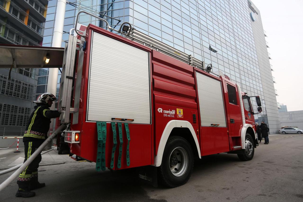 Požar osobnog vozila u garaži u Radničkoj