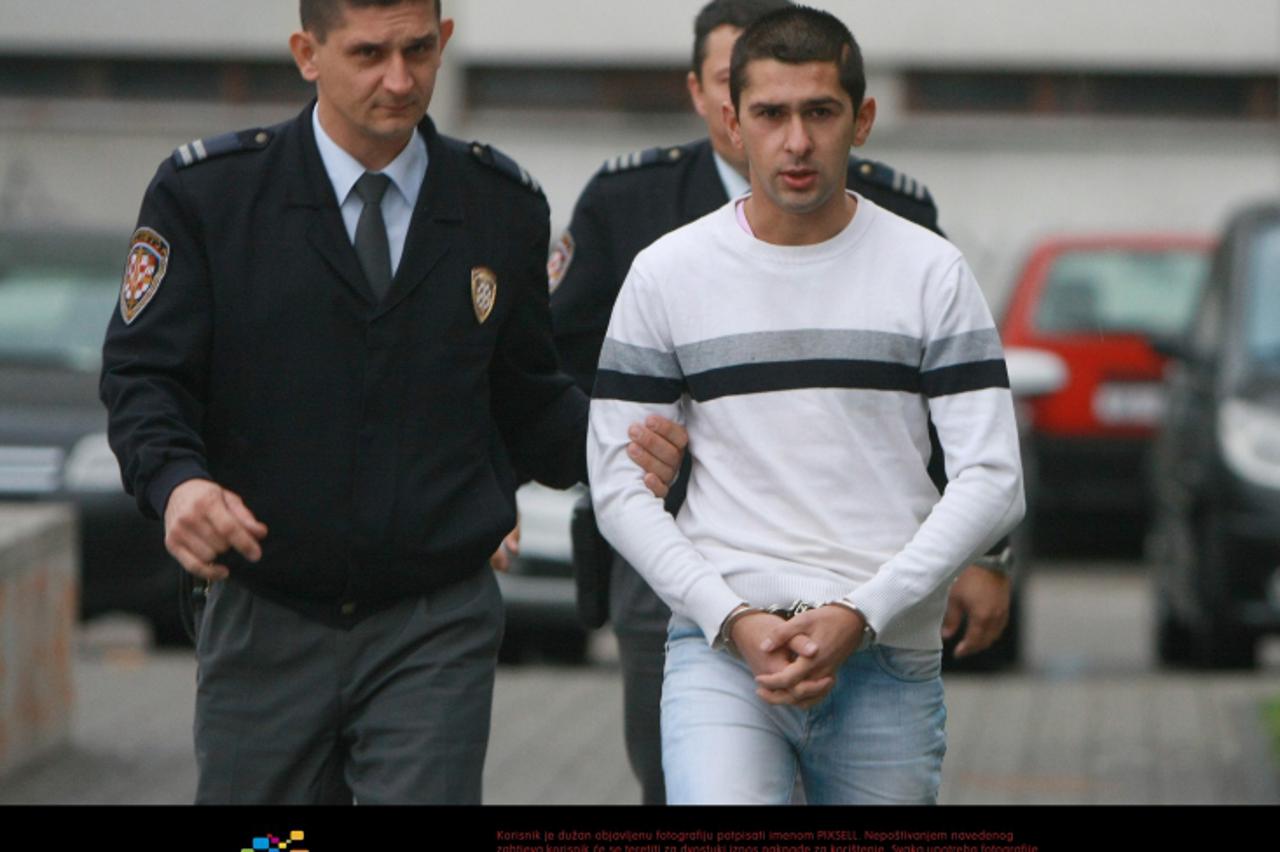 '20.10.2011. Karlovac - Pravosudna policija dovodi na sud Alena Ajkica na rociste zbog optuzbe na pljacke. Ajkic vec odsluzuje zatvorsku kaznu, a javnosti je poznat od kad je optuzio karlovacke polica