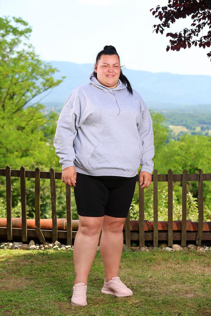 Već se godinama 34-godišnja Ana nesebično brine o napuštenim psima, no sada je shvatila da i njoj treba pomoć. "Umorna sam od težine", emotivno kaže. Dodaje kako joj je višak kilograma oduzeo brojne male radosti - od mogućnosti trčanja do kupnje željene obuće i odjeće. Ana se sjeća trenutaka koji su je povrijedili - kao kada je u šali pitala kozmetičarku hoće li stol izdržati njezinu težinu. No iza te šale krije se ozbiljna briga: strah da njezino srce jednoga dana više neće moći podnijeti teret koji nosi. Najveći uzor joj je mama, žena kojoj se divi cijelim srcem. Kada bi mogla mijenjati prošlost, prvo bi smršavjela, a zatim tati kupila zemljište s kućom da ne bude tako daleko. Sebe trenutačno vidi kao neku debelu nezadovoljnu curu, no vidi i kako u toj curi tinja odlučnost. U bliskoj budućnosti želi postati sretna, vesela žena bez nagomilanih kilograma koja nastavlja živjeti punim plućima - za sebe, svoju obitelj i sve pse koje će još spasiti.