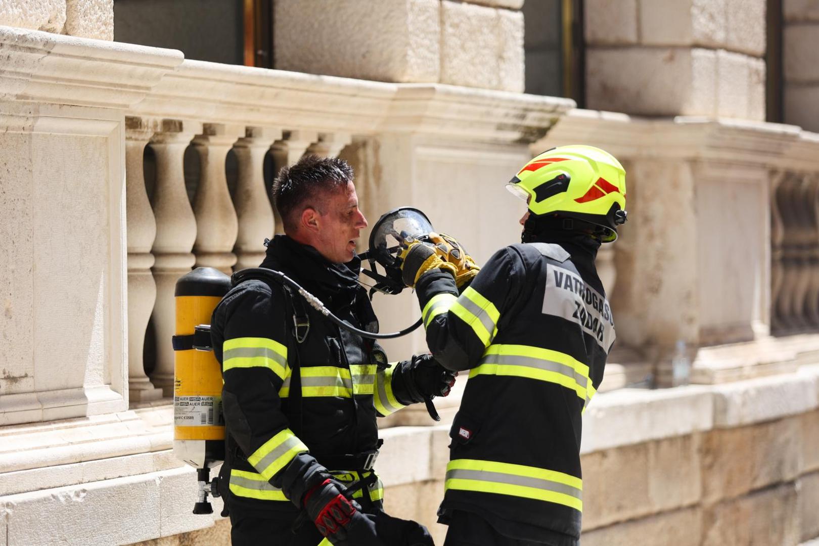 15.06.2021.Zadar- U centru Zadra izbio je pozar u stanu na drugom katu.Vatrogasci su na terenu
 Photo: Marko Dimic/PIXSELL