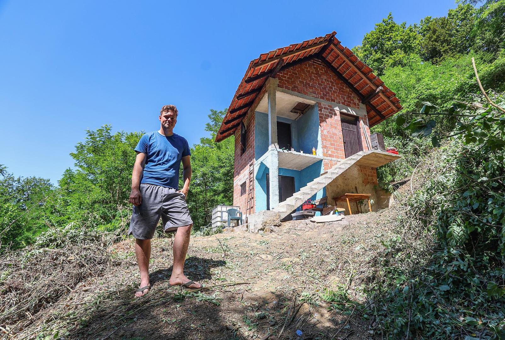 Reid svakodnevno dokumentira napredak obnove kuće, a njegovi snimci privukli su ogromnu pažnju - neki broje i do devet milijuna pregleda. Pratitelji s oduševljenjem komentiraju svaki korak, a Reid se pohvalio i kako je dobio puno pomoći od susjeda. 

