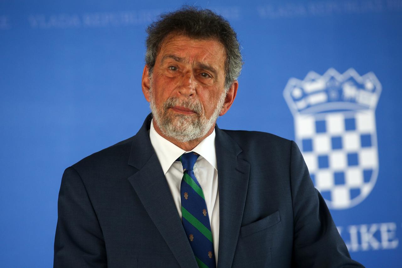 Prije sjednice Vlade izjavu za medije dao je ministar obrazovanja Radovan Fuchs