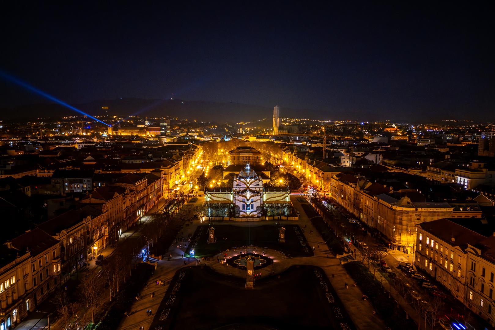 Šarena svjetla tako će idućih dana biti uperena na brojne zgrade, a instalacije su postavljene i u parkovima, poput parka Ribnjak, na Dolcu, Opatovini...