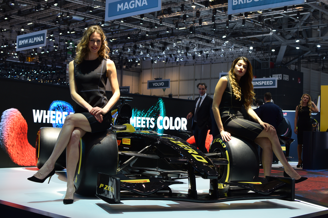 Hostese na auto-salonu u Ženevi