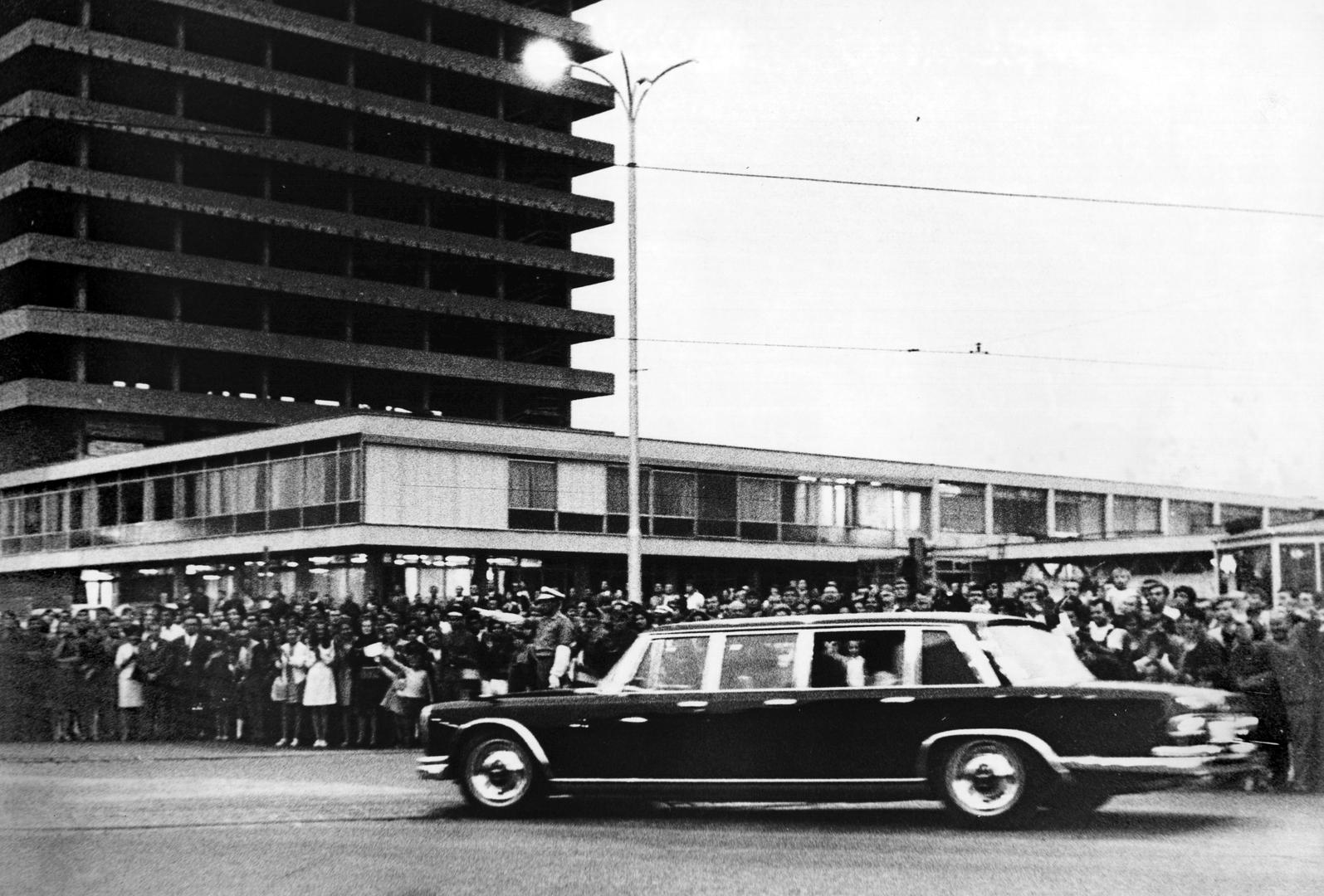 Istodobno je provedena nova organizacija i transformacija kuće, koja 1. srpnja 1988. postaje NIŠPRO Vjesnik, s ciljem potvrde statusa vodećeg izdavača.