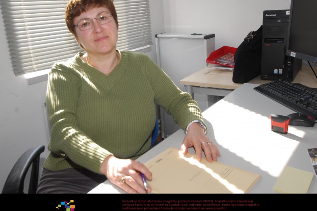 '05.03.2012., Bjelovar - Dr. Ljiljana Pleskat dala otkaz u Opcoj bolnici i pristala raditi u HZZO-u podrucnom uredu Bjelovar za 30 posto manju placu, a sve zbog nezadovoljstva koje joj se kaze skuplja