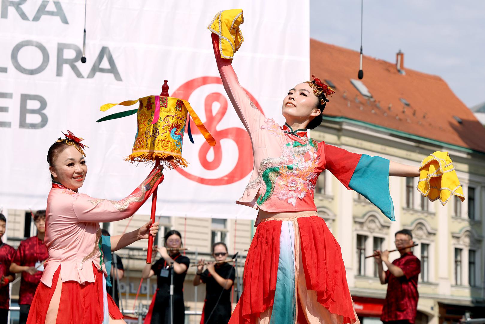 Jubilarno, šezdeseto izdanje Međunarodne smotre folklora Zagreb zatvoreno je jučer, 19. srpnja. U proteklih pet dana kroz mnogobrojne programe na zagrebačkim ulicama i pozornicama u središtu grada više od 35 folklornih skupina iz Hrvatske i cijeloga svijeta predstavilo se narodnom pjesmom, plesom, običajima i narodnim nošnjama