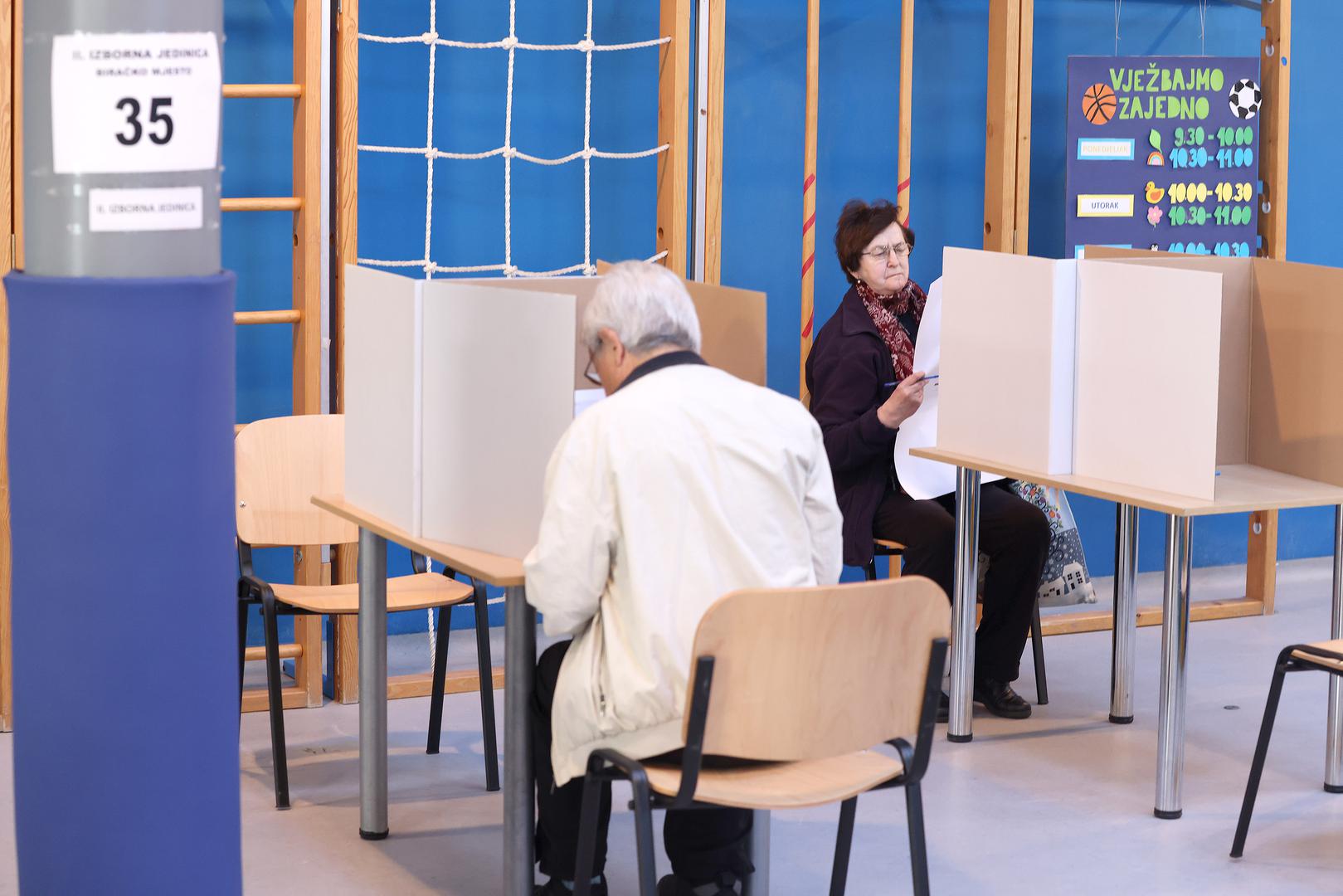 Privremeno upisani birači glasovat će na 102 posebna biračka mjesta, oni u ustanovama socijalne skrbi na 91, zatvorenici na 28, pomorci na 15 te birači u Oružanim snagama RH na dva posebna biračka mjesta.  