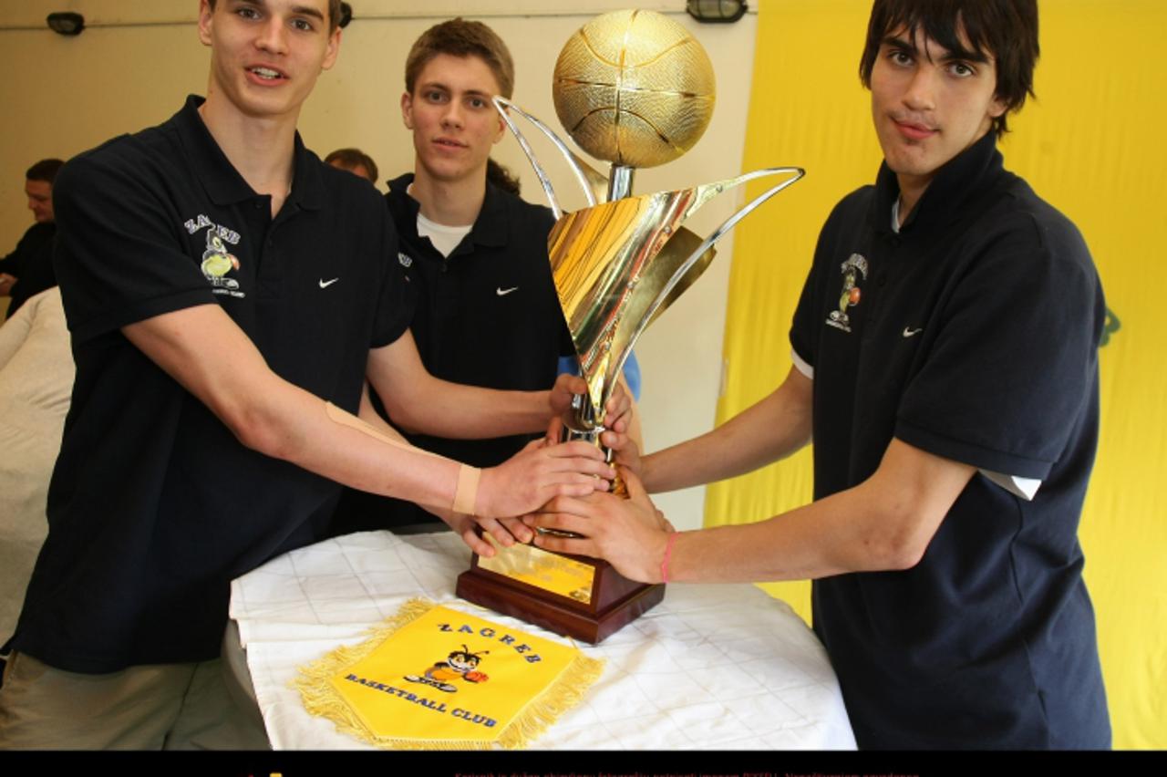 '09.05.2011., Zagreb - Juniorska ekipa KK Trnsko osvojila je naslov Europskih prvaka na turniru u Barceloni. Nakon povratka organiziran im je docek i domjenak u klubu .Igraci Mario Hezonja,Dominik Mau