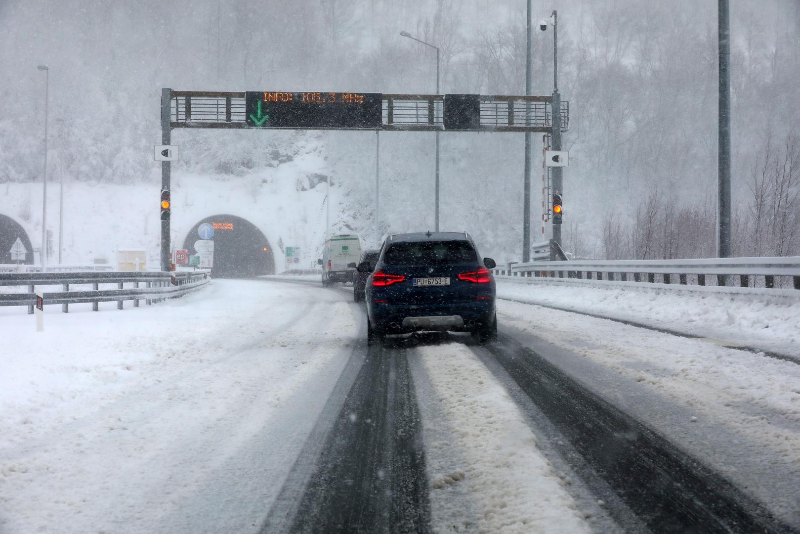 Zimski su uvjeti i zabrana prometa za teretna vozila s priključnim vozilom te vozila koja nemaju propisanu zimsku opremu na cestama u Gorskom kotaru. Zabrana za ta vozila odnosi se na A6 između čvorova Bosiljevo II i Kikovica