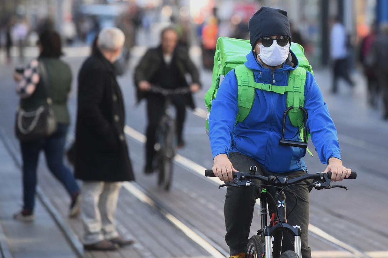 Zagreb: Građani sve više nose maske na otvorenom zbog sve većeg broja zaraženih