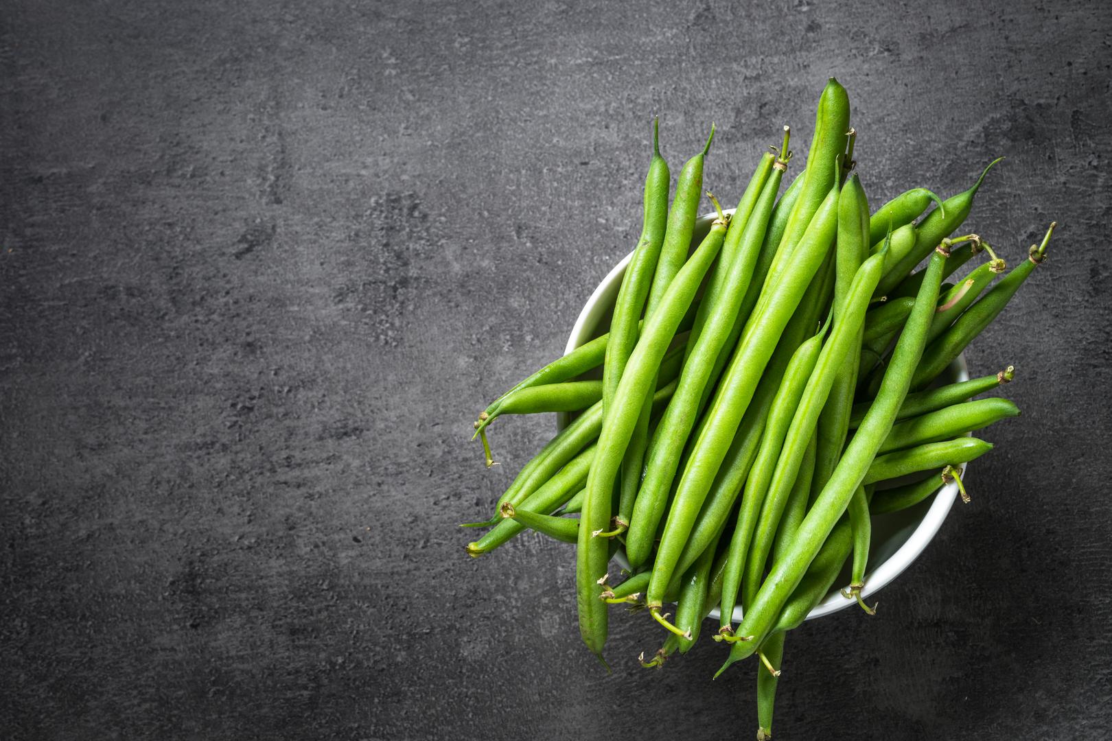 Zeleni grah: Bogat vitaminom K i vitaminom C, zeleni grah je izvrstan niskokalorični međuobrok za svakog psa koji mora skinuti kilograme. Poslužite mu ga ohlađenog za osvježavajuću hrskavost u kojoj će vaš pas uživati. Osim što je super izbor za grickanje, zeleni grah je odličan dodatak uravnoteženom obroku.