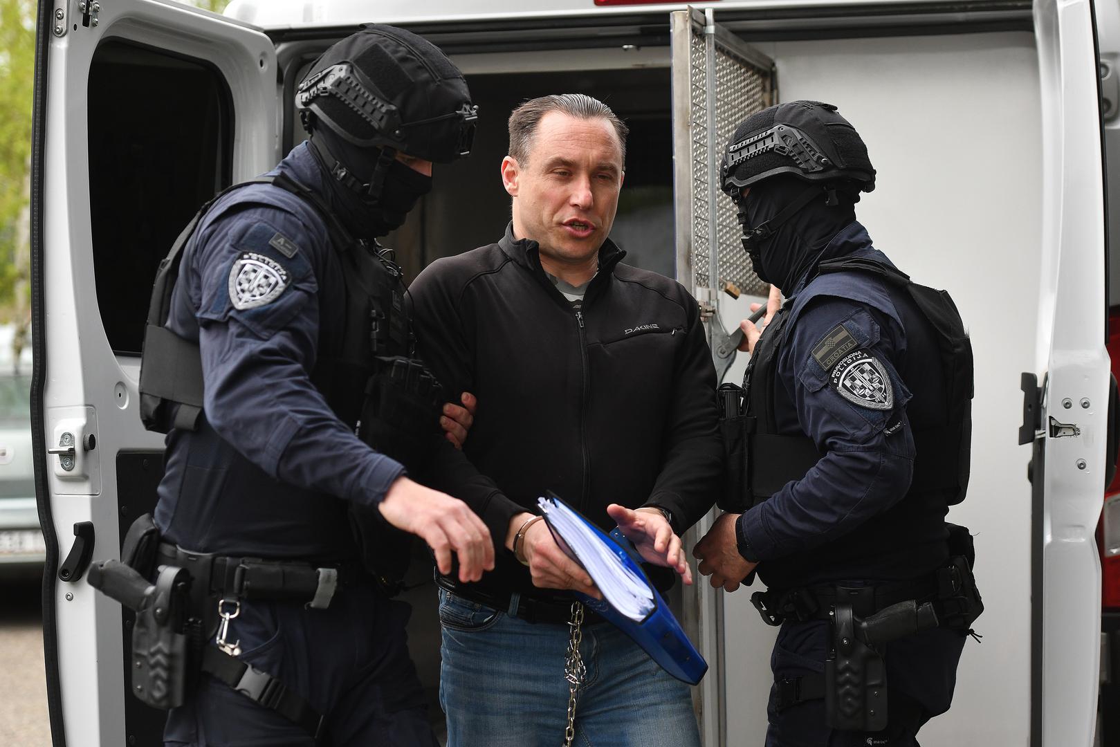 Nakon što je izašao iz policijskog kombija novinarima je dobacio: "Počnite postavljati prava pitanja! Što mislite zašto je zatvoreno za javnost?'