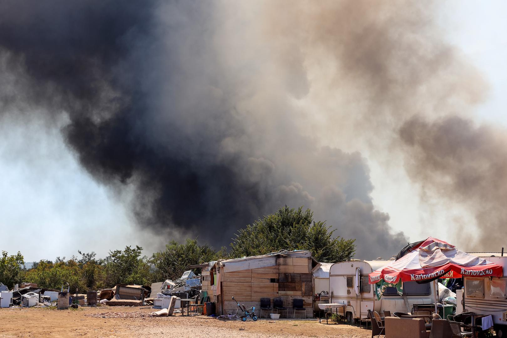 30.07.2024., Smokovic - Veliki pozar u Smokovicu nedale Zemunika zahvatio je i parkirana vozila. Vatrogasci se vore s vatrom. Photo: Sime Zelic/PIXSELL